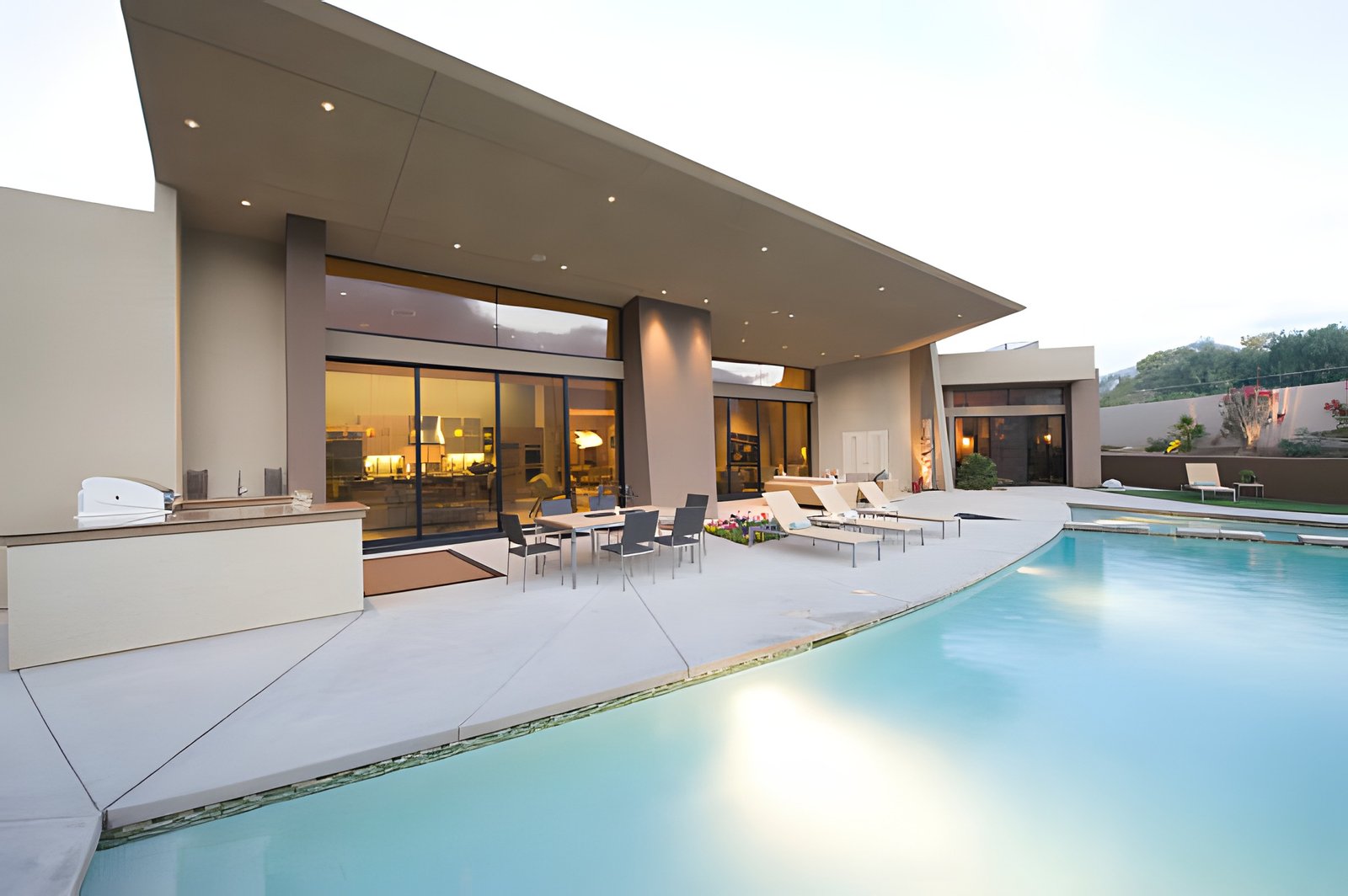 Oceanfront infinity pool home